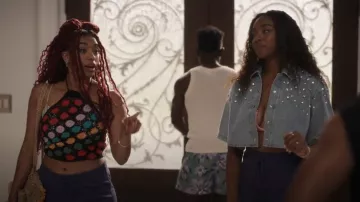 Camisa vaquera adornada con cristales de Sandro usada por Lisa Wilkes (Simone Joy Jones) como se ve en Bel-Air (T03E07)