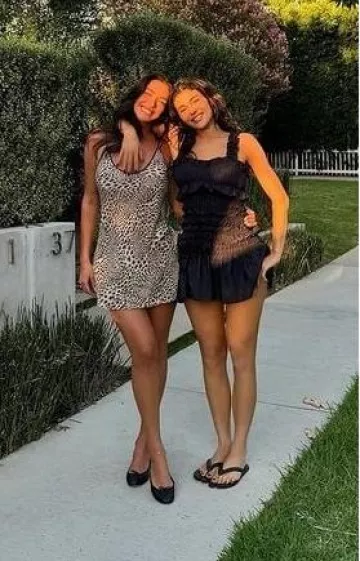 Minivestido de Cecilie Bahnsen Oona usado por Kylie Jenner en su publicación de Instagram el 27 de agosto de 2024