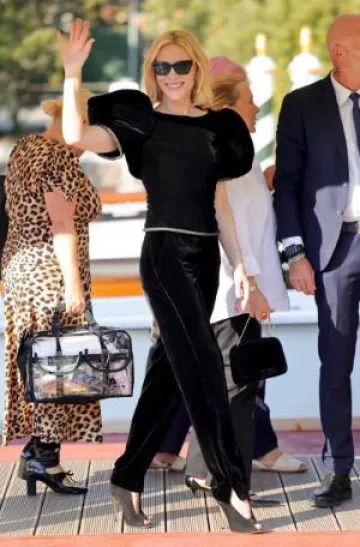 Gianvito Rossi Bottines Peep Toe en daim noir portées par Cate Blanchett à Venise le 28 août 2024