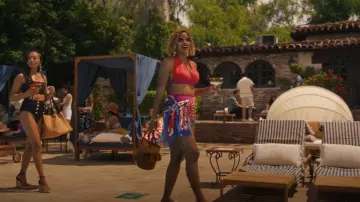 AAKS Tia Ruffle Bag porté par Vivian Banks (Cassandra Freeman) comme on le voit dans Bel-Air (S03E07)