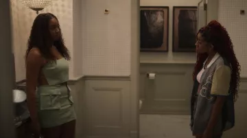 Camila Coelho Rousseau Falda usada por Lisa Wilkes (Simone Joy Jones) vista en Bel-Air (S03E07)