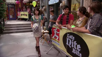 Robe papillon Free People d’Alex Russo (Selena Gomez) dans Les Sorciers de Waverly Place (S03E07)