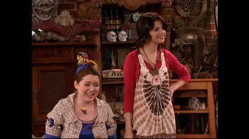 Tunique au crochet Free People d’Alex Russo (Selena Gomez) dans Wizards of Waverly Place (S02E18)