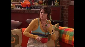 Tunique à motifs de personnes libres d’Alex Russo (Selena Gomez) dans Les Sorciers de Waverly Place (S02E27)