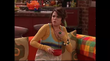 Tunique à motifs de personnes libres d’Alex Russo (Selena Gomez) dans Les Sorciers de Waverly Place (S02E27)