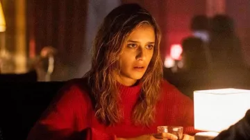 Red turtleneck sweater of Chiara Altieri (Benedetta Porcaroli) in Baby (S02E03)