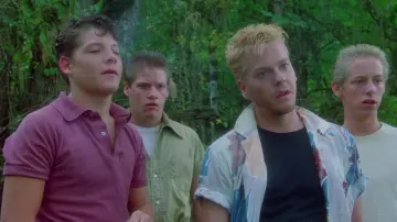 Looks de Cuenta Conmigo: Kiefer Sutherland lleva una camisa hawaiana para interpretar a Ace Merrill en la película
