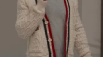 Atuendos de la temporada 3 de Bel-Air: Carlton Banks (Olly Sholotan) usa cárdigan de punto con ribete a rayas blancas