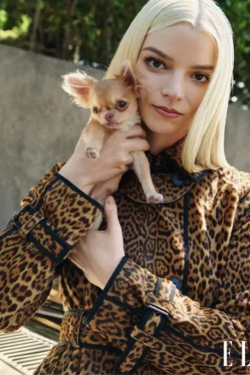 Gabardina de Dior usada por Anya Taylor-Joy en Elle en Australia en septiembre de 2024