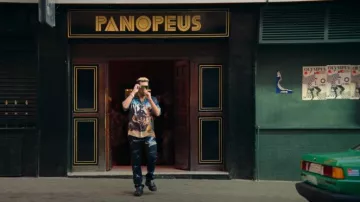 Dries van Noten Vaqueros blanqueados usados por Dionysus (Nabhaan Rizwan) como se ve en KAOS (S01E01)