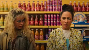 Camisa American Vintage Gintown en Marceau usada por Riddy (Aurora Perrineau) como se ve en KAOS (S01E01)