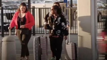 Betsey Johnson Designer 20 Inch Carry On - Expandable (ABS + PC) Valise rigide portée par Corona comme on le voit dans 90 Day Fiancé : The Other Way (S06E03)