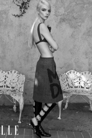 Bota de tacón Dior D Idole usada por Anya Taylor-Joy en Elle en Australia en septiembre de 2024