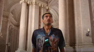 El Oakley Sutro S de Dick usado por Dionysus (Nabhaan Rizwan) como se ve en KAOS (S01E01)