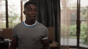 Camiseta Ferragamo con ribetes de color Block usada por Carlton Banks (Olly Sholotan) como se ve en Bel-Air (S03E08)