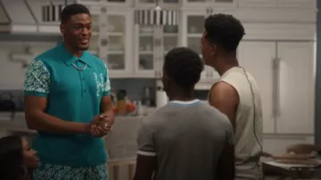 Honra el polo Gift Knit H Pattern usado por Lamarcus Alton (Justin Cornwell) como se ve en Bel-Air (S03E08)