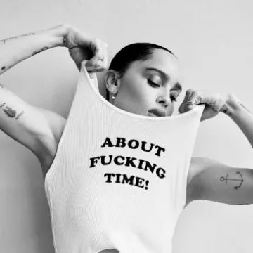 Jessica McCormack Round Wire Yellow Gold Wedding Band worn by Zoë Kravitz at Esquire Magazine on September 2024