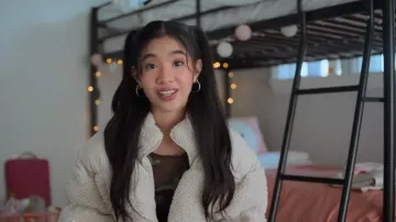 Pull & Bear Borg Manteau avec contraste porté par Sophia comme on le voit dans Pop Star Academy : KATSEYE (S01E01)