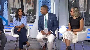 Falda Club Monaco Huette en Pure White usada por Dylan Dreyer vista en Today el 30 de agosto de 2024