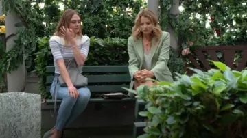 Hija favorita La blazer favorita en Basil usada por Summer Newman (Allison Lanier) en The Young and the Restless el 30 de agosto de 2024