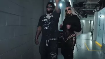 Camiseta adornada con estrella de cristal negro de la marca púrpura usada por BossMan Dlow en Ciara, BossMan DLow - Run It Up (Lyric Video)