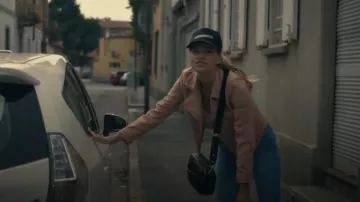 New Look Deep Pink Suedette Biker Jacket porté par Chloe Ayling (Nadia Parkes) comme on le voit dans Kidnapped : The Chloe Ayling Story (S01E01)