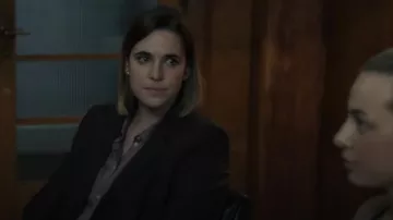 Haut en soie à manches longues Intimissimi porté par Nicoletta (Eleonora Romandini) tel qu’on le voit dans Kidnapped : The Chloe Ayling Story (S01E04)