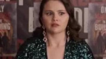 Seulement des meurtres dans l’immeuble Saison 4 Tenues : Selena Gomez porte une robe verte à paillettes pour jouer Mabel Mora dans l’épisode 1