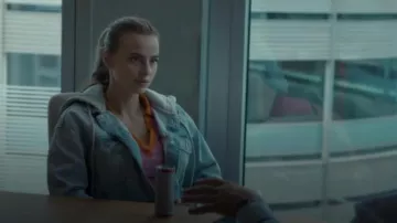 Vestido ajustado con cuello de H&M usado por Chloe Ayling (Nadia Parkes) como se ve en Secuestrado: La historia de Chloe Ayling (T01E05)