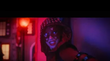 Wardrobe of Descendants : The Rise of Red : Kylie Cantrall porte une veste à capuche cloutée pour représenter Red