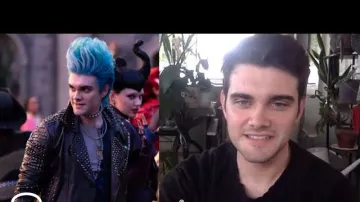 Disfraces de los descendientes: El ascenso del rojo: Anthony Pyatt lleva una chaqueta de cuero con tachuelas para interpretar a Hades en la película en Disney+ y Disney Channel