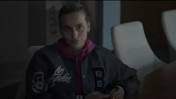 Chaqueta de béisbol bordada de H&M usada por Chloe Ayling (Nadia Parkes) como se ve en Secuestrado: La historia de Chloe Ayling (T01E05)