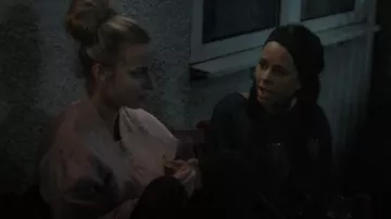 Blouson aviateur en satin rose New Look porté par Chloe Ayling (Nadia Parkes) comme on le voit dans Kidnapped : The Chloe Ayling Story (S01E05)