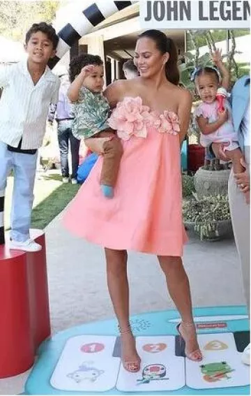 Sandalias de encaje de Gianvito Rossi usadas por Chrissy Teigen en su publicación de Instagram el 29 de agosto de 2024