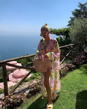 Celine Eyewear Lunettes de soleil Triomphe Oval-Frame Acétate portées par Leonie Hanne sur son post Instagram le 26 août 2024