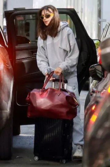 Alo Yoga Cuffed Renown Heavy Weight Sweatpant in Heather Gray worn by Emily Ratajkowski in NYC on August 26, 2024