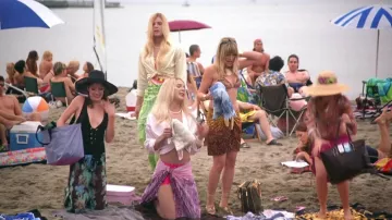 Collar de diseño tribal con colgante de concha marina oscura con hilo negro y marrón usado por Karen (Busy Philipps) en pollitos blancos