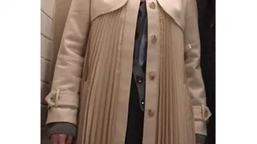 Solo atuendos de Murders in the Building: Selena Gomez usa una gabardina plisada para interpretar a Mabel Mora en el episodio 2 de la temporada 4