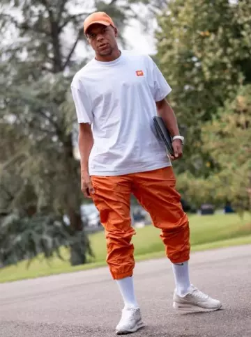 Camiseta Nike Max90 Blanco y Naranja usada por Kylian Mbappé en la cuenta de Instagram @footballerfits