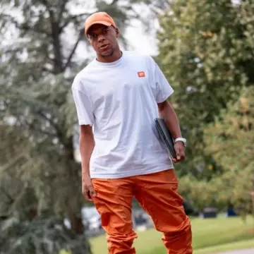 Gorra Nike x Nocta Orange SSC usada por Kylian Mbappé en la cuenta de Instagram @footballerfits