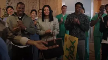 Missnine 15,6 pouces sac pour ordinateur portable grand sac fourre-tout de voyage avec fermeture éclair porté par Thea Mays (Camille Hyde) comme on le voit dans All American : Homecoming (S03E09)