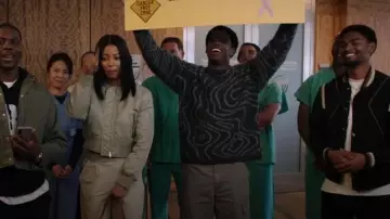 Pull imprimé Topman Swirl porté par Orlando 'Lando' Johnson (Martin Bobb-Semple) tel qu’on le voit dans All American : Homecoming (S03E09)