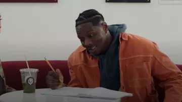 Surchemise Asos Design avec poches plaquées en orange délavé portée par Cam Watkins (Mitchell Edwards) comme on le voit dans All American : Homecoming (S03E09)