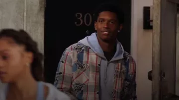 Camisa abotonada de franela a cuadros de Harry Running Dog en azul fuerte usada por Orlando 'Lando' Johnson (Martin Bobb-Semple) como se ve en All American: Homecoming (S03E09)