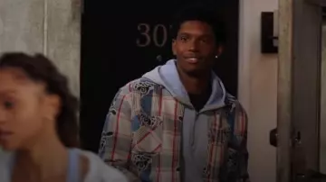 IIecream Harry Running Dog Chemise boutonnée en flanelle à carreaux en bleu fort portée par Orlando 'Lando' Johnson (Martin Bobb-Semple) comme on le voit dans All American : Homecoming (S03E09)