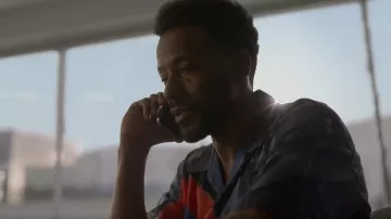 Camisa de bolos con botones con estampado de popelina de algodón arcoíris Marni usada por Lewis Stewart (McKinley Freeman) como se ve en Duda razonable (S02E03)