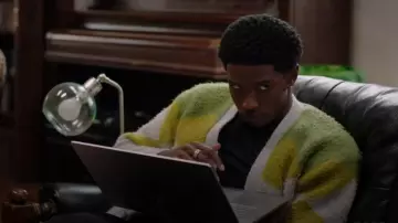 Cardigan Zara Argyle porté par Orlando 'Lando' Johnson (Martin Bobb-Semple) tel qu’on le voit dans All American : Homecoming (S03E09)