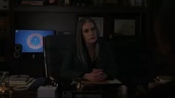 Veronica Beards Kona Sateen Dickey Jacket Forest usada por Emily Prentiss (Paget Brewster) como se ve en Mentes Criminales (T17E10)