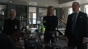 Pistola Betsy Top worn by Jennifer Jareau (A. J. Cook) as seen in Criminal Minds (S17E10)