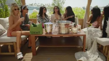 Sandale chypré Hermès portée par Caroline Stanbury vue dans The Real Housewives of Dubai (S02E13)